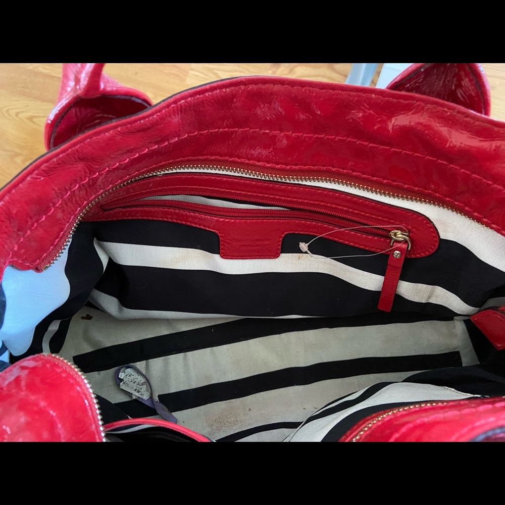 Bright red patent leather purse - You NEED this sass!!